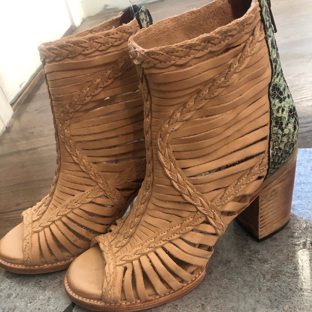 Freebird Bela sandals